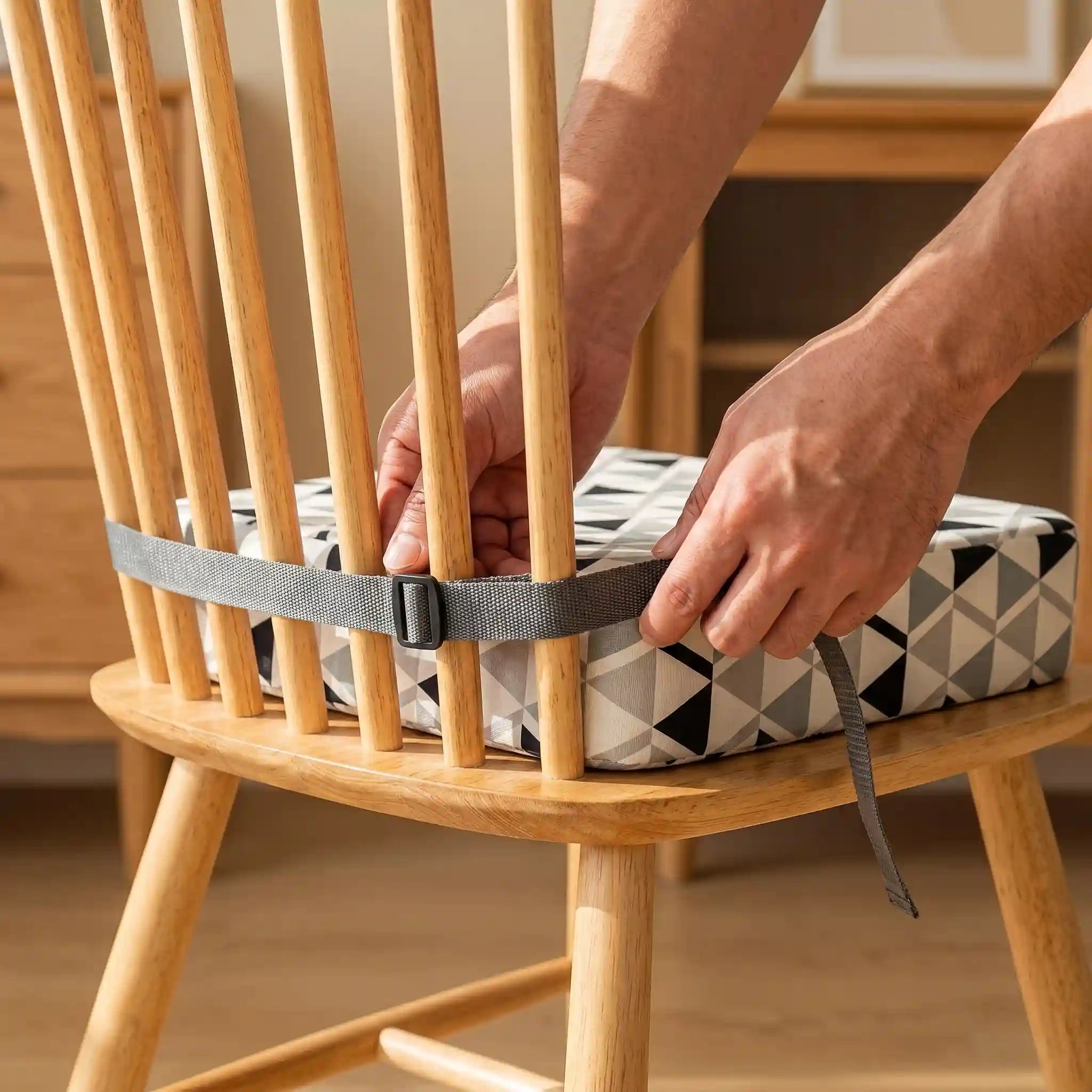 Attache du coussin rehausseur enfant avec sangle visible Image