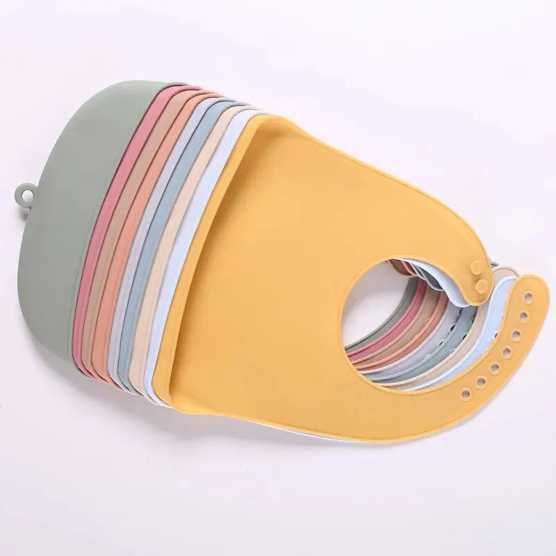 Bavoir silicone lavable enfant sur fond blanc