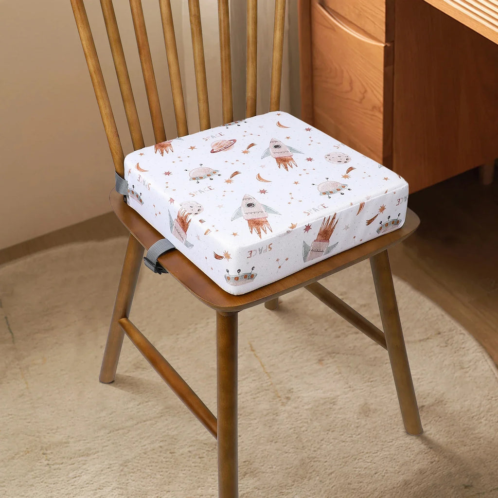 Coussin lavable motif espace enfant installé sur une chaise