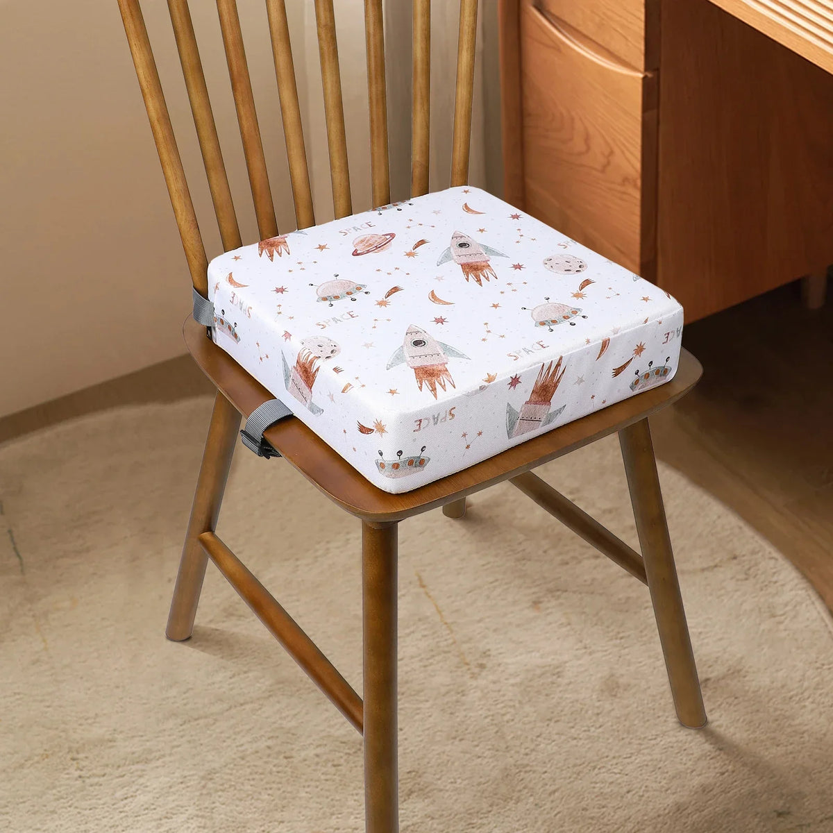 Coussin lavable motif espace enfant installé sur une chaise