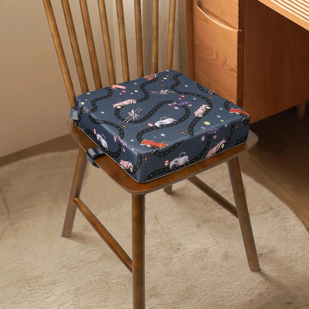 Coussin imperméable motif voiture installé sur une chaise