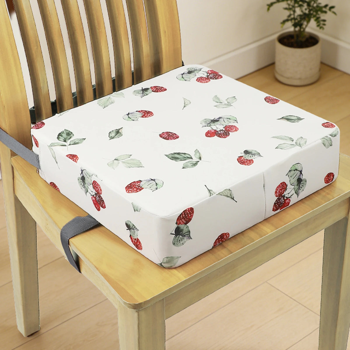Coussin rehausseur polyester doux installé sur une chaise