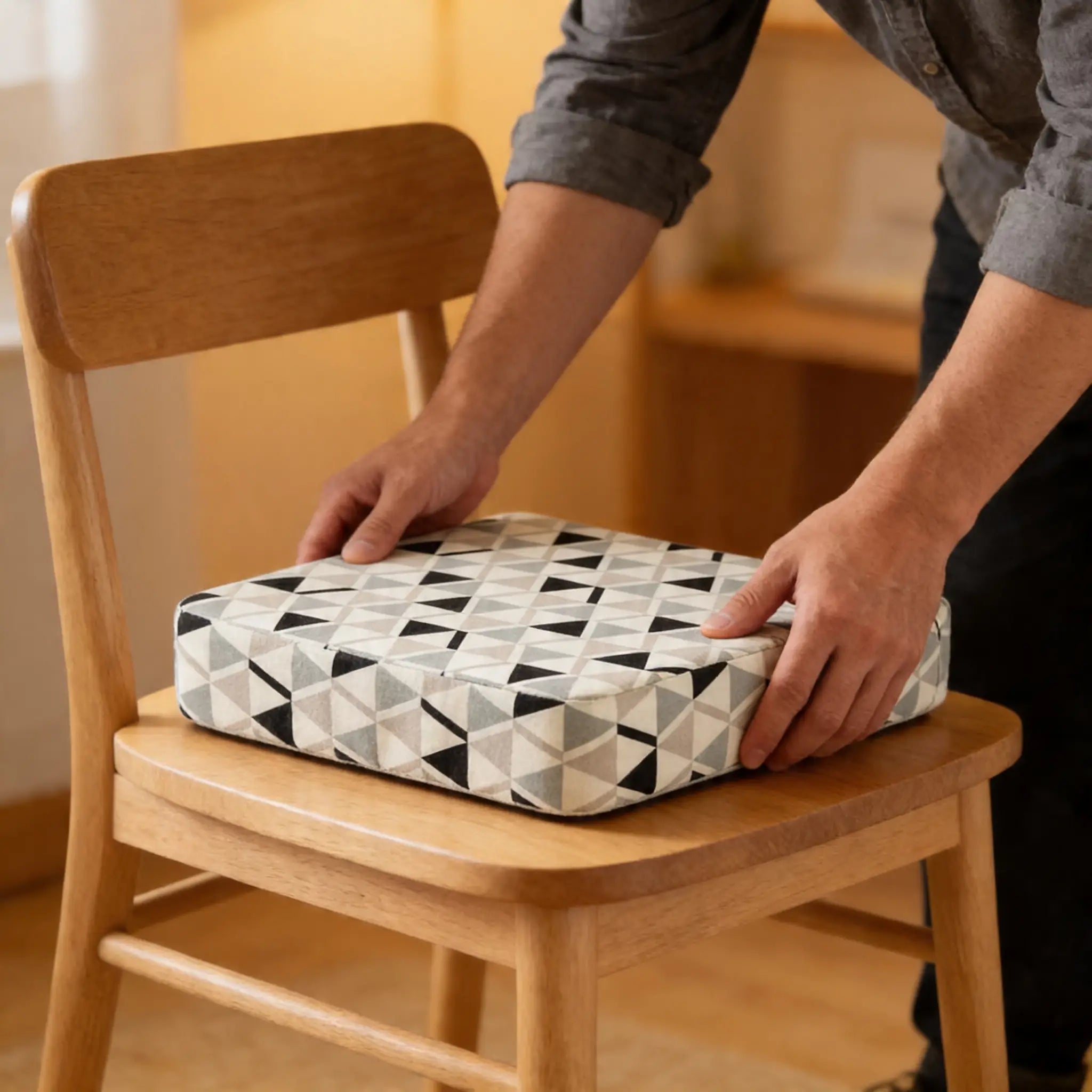 Coussin_rehausseur_enfant_entrain_de_ce_placer Image