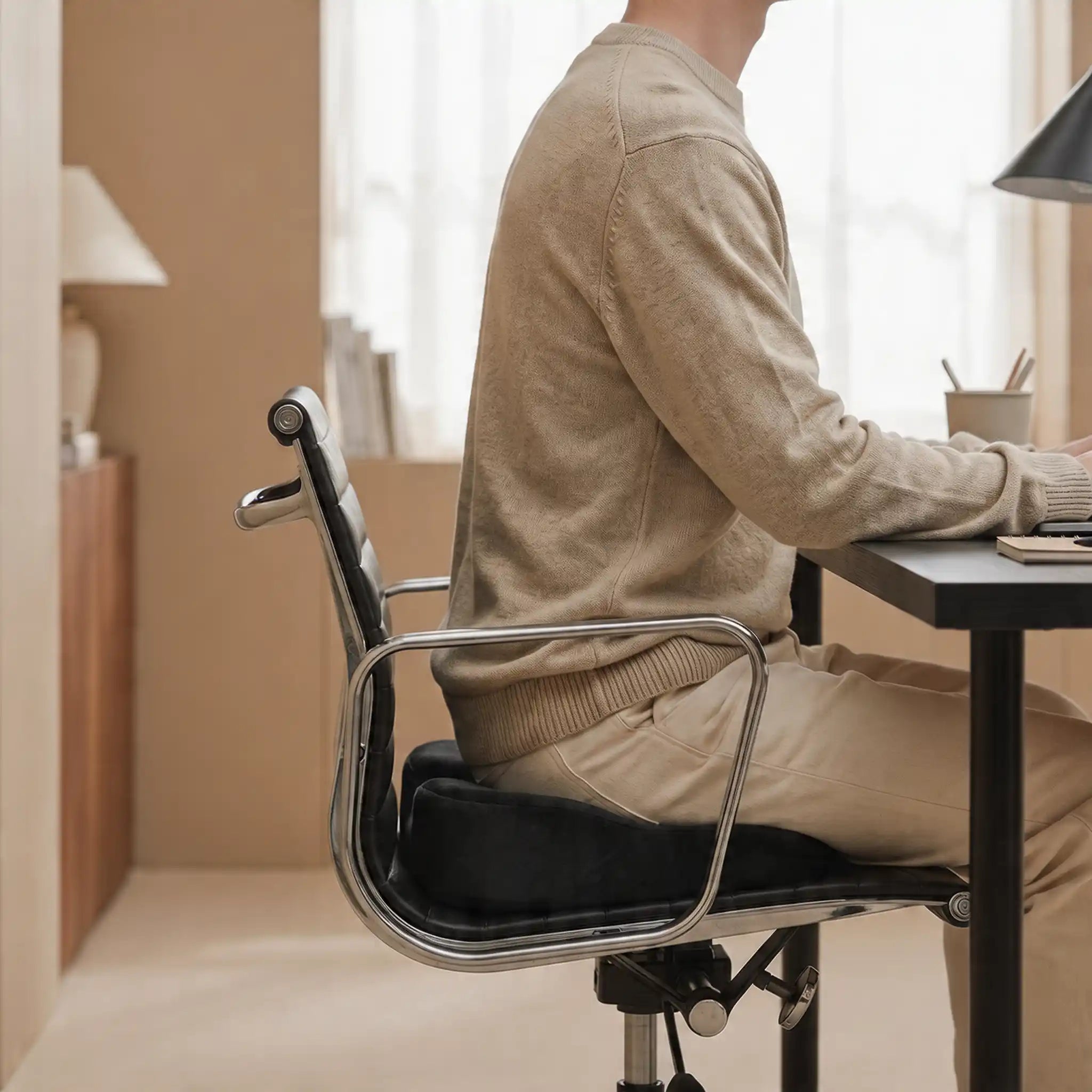 Coussin rehausseur noir utilisé sur une chaise de bureau Image