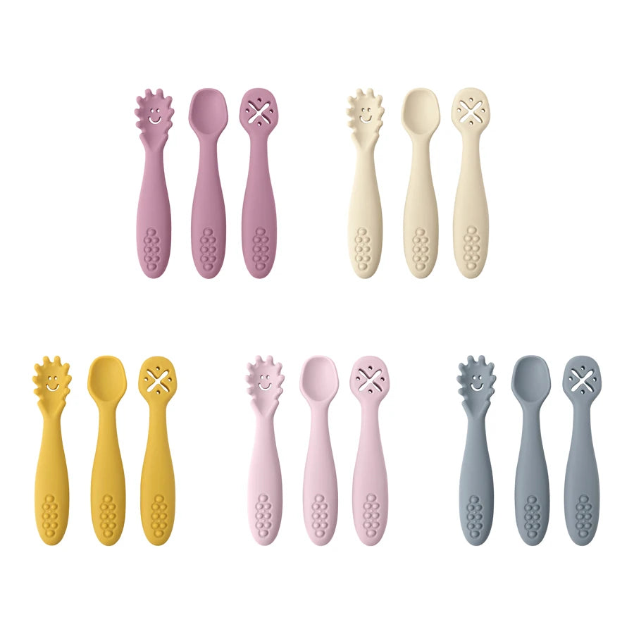 Cuillère silicone douce bébé sur fond blanc