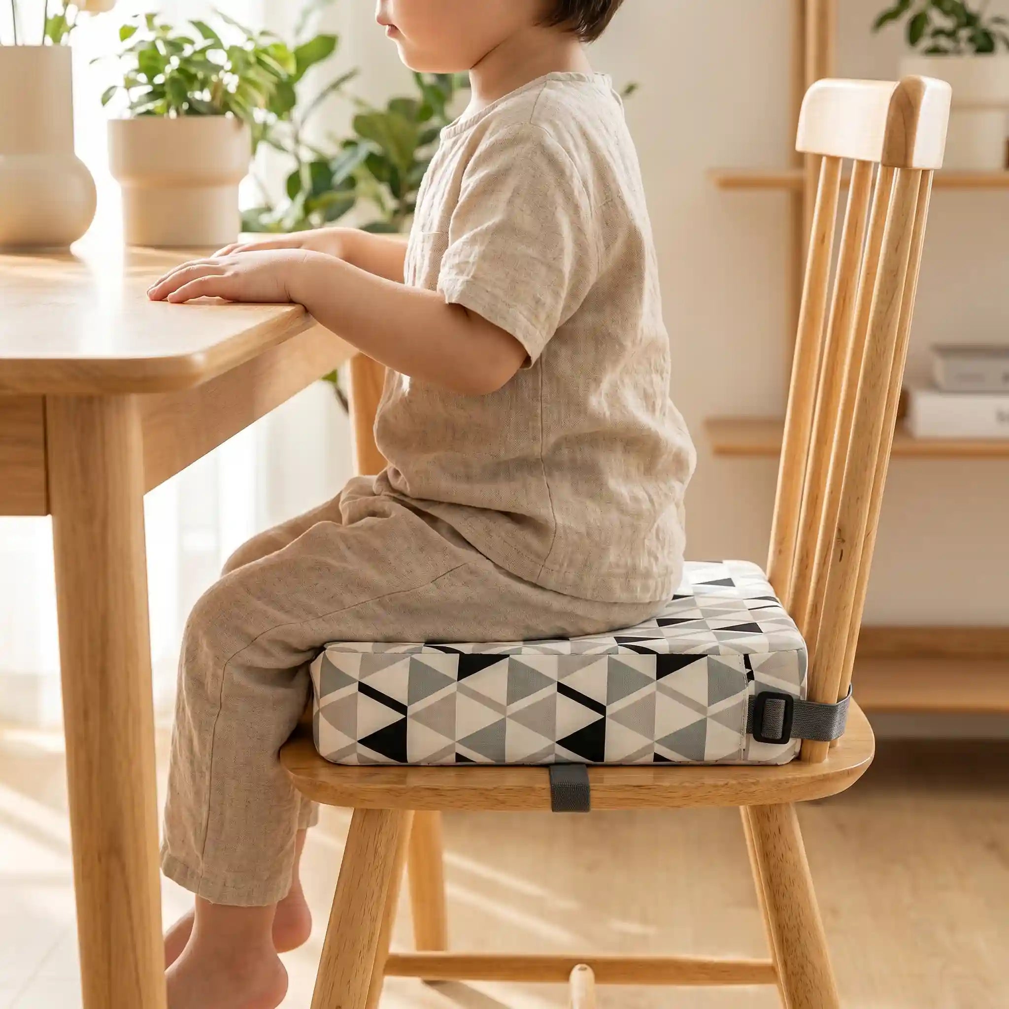 Enfant_placer_sur_coussin_rehausseur Image