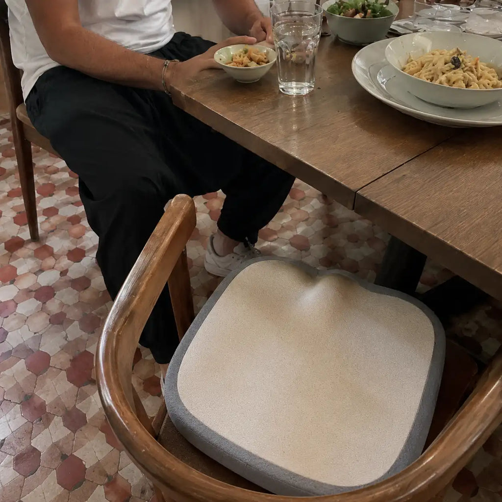 Coussin chaise mémoire de forme beige installé sur une chaise