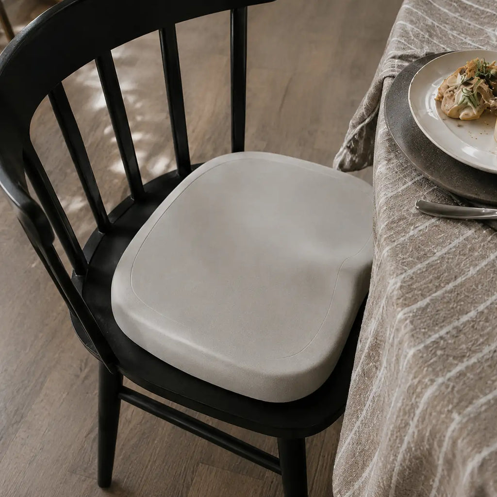 Coussin assise souple argent installé sur une chaise