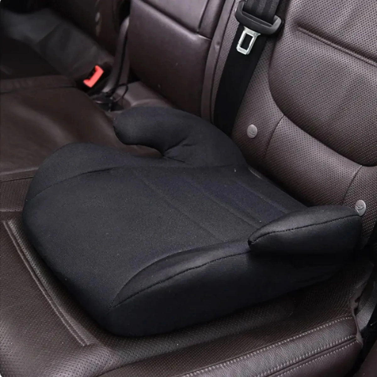Rehausseur auto enfant compact noir installé dans une voiture