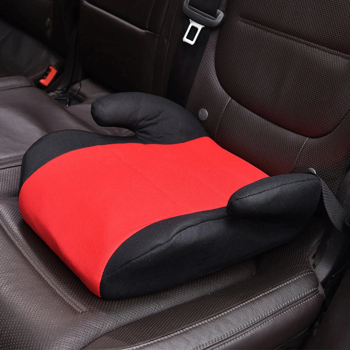 Rehausseur auto enfant léger rouge installé dans une voiture
